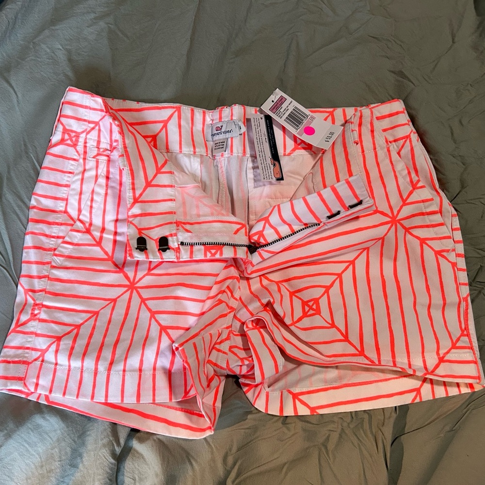 NWT vineyard vines shorts white and bright orange geo print 3.5 everyday shorts